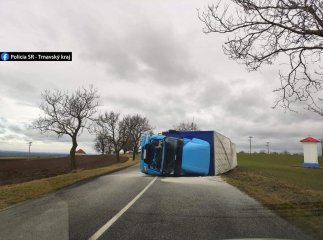 У Словаччині вирувала негода. Сильний вітер перевертав вантажівки