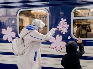 Укрзалізниця відправила в перший рейс поїзд «Сакура» до Закарпаття