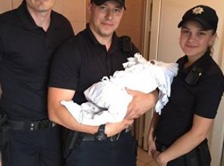 Закарпатське подружжя вдочерило дитину, покинуту на мукачівському вокзалі