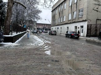 Наслідки снігопаду у Мукачеві: що зараз відбувається на вулицях міста