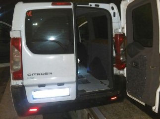 У подвійному дні автівки чоловік намагався перевезти контрабанду сигарет