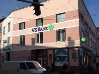 Представники ОВК №69 стоять в чергах перед касами "ВіЕс Банку" через відмову видавати їх кошти на зарплату (ФОТО)