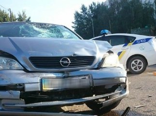 В обласному центрі двоє юнаків на скутері зіткнулись з іномаркою