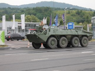 Колона з БТРом та КРАЗом рушила в бік Ужгорода