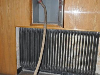 “Беркут” відпочиває у приміщенні Закарпатської ОДА та підготував “на всякий випадок” пожежні рукави (ФОТО)