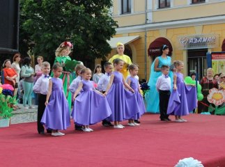 Центр Мукачева перетворився на великий концертний майданчик
