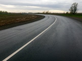 30 см "подушка", 8 см основного асфальту та 5 см вирівнюючого покриття: на Закарпатті з’явилась фантастична дорога