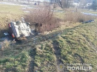 Автомобіль наїхав на дітей, а потім перекинувся