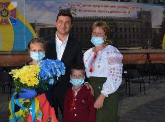 Двоє закарпатців стали героями і отримали подарунки від Володимира Зеленського