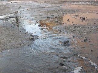 Прорив водогону на одній із вулиць Ужгорода перетворює дорогу на ковзанку