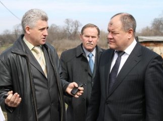 В.о. губернатора Закарпаття Ігор Свищо оглянув карстові провалля в Солотвині (ФОТО)