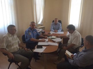 Головному міліціонеру Ужгородщини поскаржилися на низьку відвідуваність ромських дітей школи