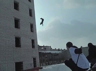 Сьогодні молодий ужгородець викинувся з вікна своєї оселі