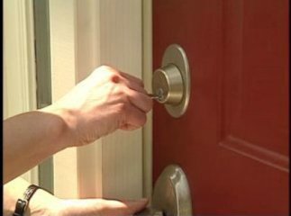 Злочинець викрав з будинку в селі Клячаново майже вісім тисяч гривень та золоті вироби