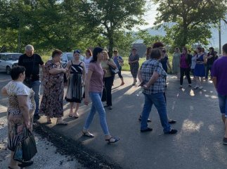 На Закарпатті обурені вчителі перекрили дорогу