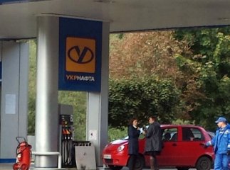 Жінка-водій не розрахувавши траєкторію зачепила бензоколонку