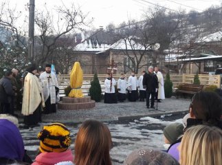 У Перечині освятили скульптуру Миколая Чудотворця та запалили святкові вогні новорічної ялинки