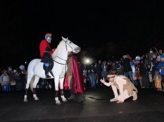 Яскраве святкування Дня святого Мартина у Мукачеві: парад ліхтариків, лицарські бої та вогняне шоу