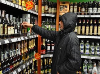 Ужгородець вкрав із гіпермаркету світильники та алкоголь