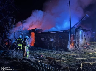 У Солотвині горів будинок. Рятувальникам вдалося не допустити поширення вогню на сусідні споруди