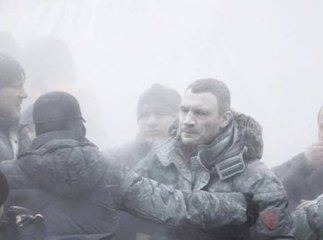 Побоїще в Києві триває: б’ють дзвони, лунають вибухи та горить міліцейський автобус