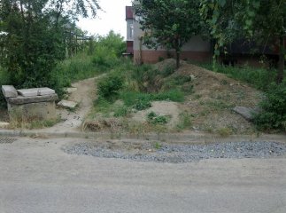 Будівельники розрили зелену зону по вулиці Осипенка та забули за неї (ФОТО)