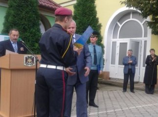 Мукачівські ліцеїсти витягли з палаючої літньої кухні п’яного чоловіка та загасили пожежу (ФОТО)