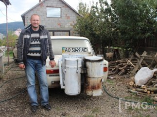 Закарпатець обладнав свій автомобіль котлом і тепер їздить на дровах