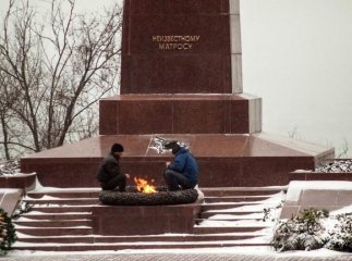 В Одесі на Вічному вогні бомжі напідпитку вирішили приготувати закуску
