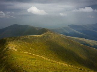 Панораму найдовшої полонини Закарпаття показали з висоти пташиного польоту