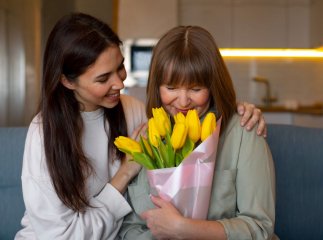 Привітання з Днем матері 2026: красиві побажання у прозі, віршах і листівках