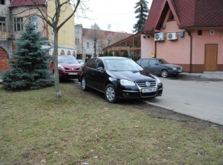 Мукачівські водії не вміють паркуватися? Вже звичкою стало залишати свої авто абиде (ФОТОФАКТ)