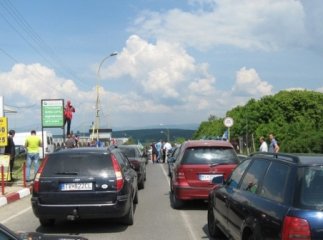 На КПП "Ужгород" протестувальники пропустили рейсовий автобус та "вантаж 200"
