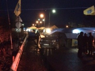 "Пересічники" продовжують блокувати рух до КПП "Солотвино"