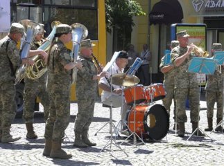 У центрі Мукачева військові 128-ої бригади розповідали про службу в Збройних Силах України