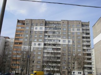 Жінка випала з другого поверху будинку