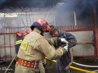 Під час пожежі в Ужгороді врятували чоловіка з палаючої споруди