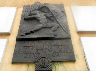 Хустські поліцейські затримали хулігана, який облив фарбою пам’ятник захисникам Карпатської України