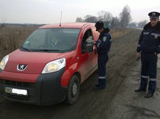 Тячівські даішники зупиняли водіїв, які не давали дорогу машинам швидкої допомоги (ФОТО)