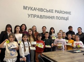 Поліцейські ювенали у Мукачеві провели майстерклас для дітей ЗСУ