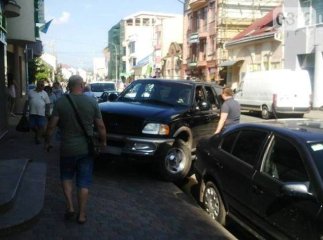 Патрульні знайшли водія-нахабу, який порушив ПДР і показував перехожим середній палець