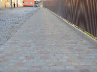 На вулиці Чехова у Мукачеві завершили ремонт тротуарів