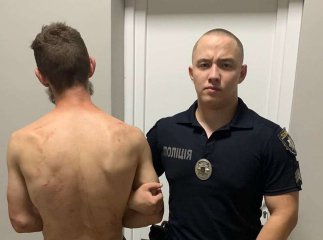 У Мукачеві сильно п’яний чоловік розбив вікно училища