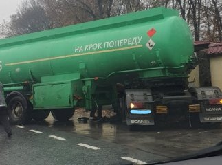 Жахлива аварія за участі бензовоза: відео