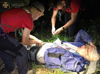 На Закарпатті жінка, налякавшись собаки, впала з обриву та отримала травми