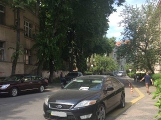 У центральній частині Ужгорода невідомі ріжуть шини на машинах