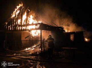 Поки господарі спали: на Хустщині щільна забудова ледь не призвела до біди