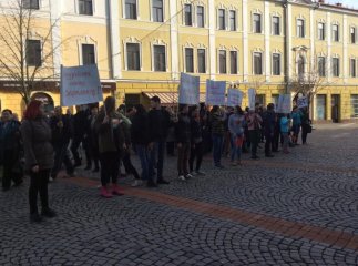 У центрі Мукачева вигукують "Палачінту нам не треба" та "Ганьба". Протестувальники вимагають зустрічі із Балогою