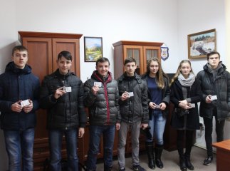 Першим сімом 16-річним мукачівцям вручили нові ID-картки