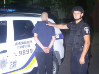 Затримано чоловіка, який опівночі розгулював містом з кастетом